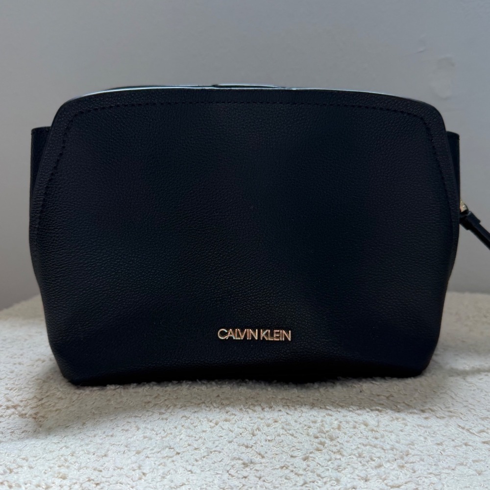 Calvin Klein Black Pebbled Crossbody Bag Gold Hardware Minimalist Old Money